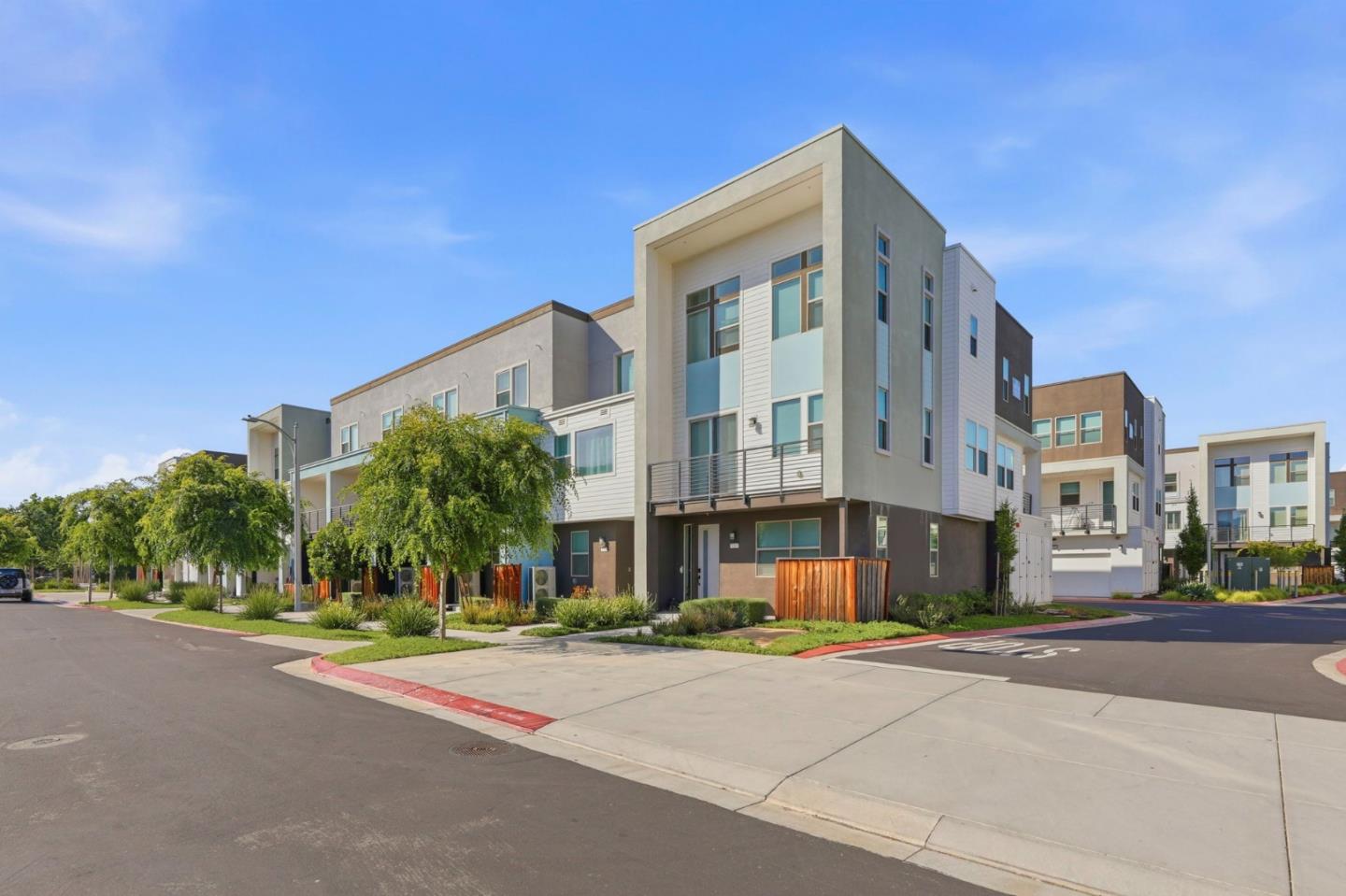 5752 Vibrant LOOP - Interior
