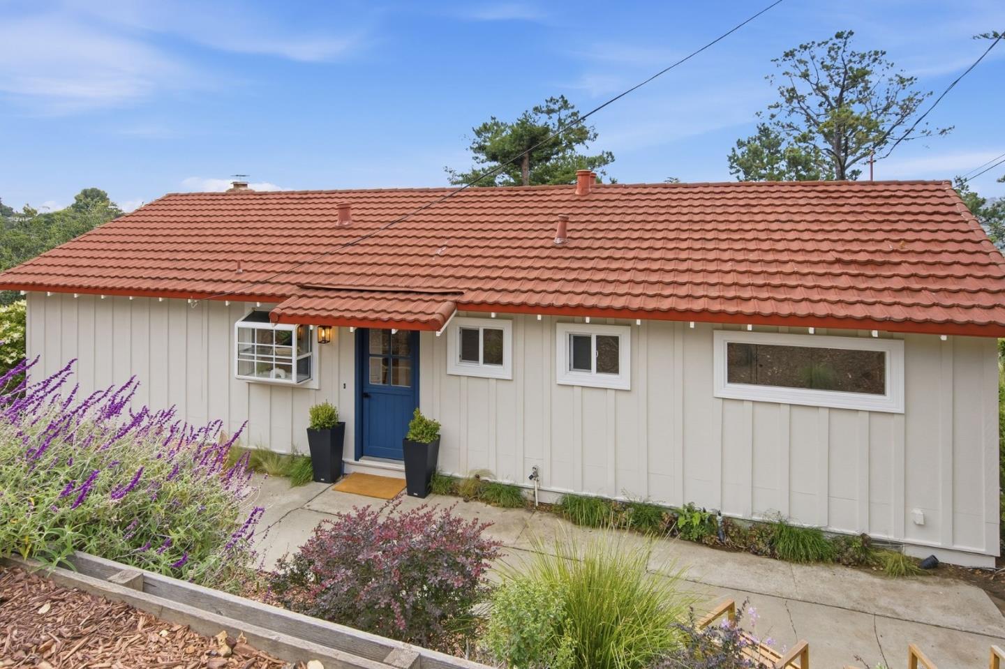3 Garden LN