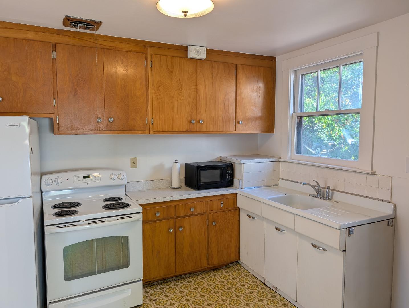365 Cherry AVE - Kitchen