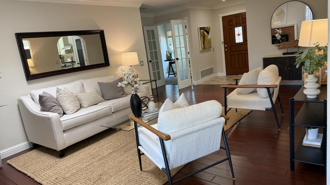 361 Allegan CIR - Living area