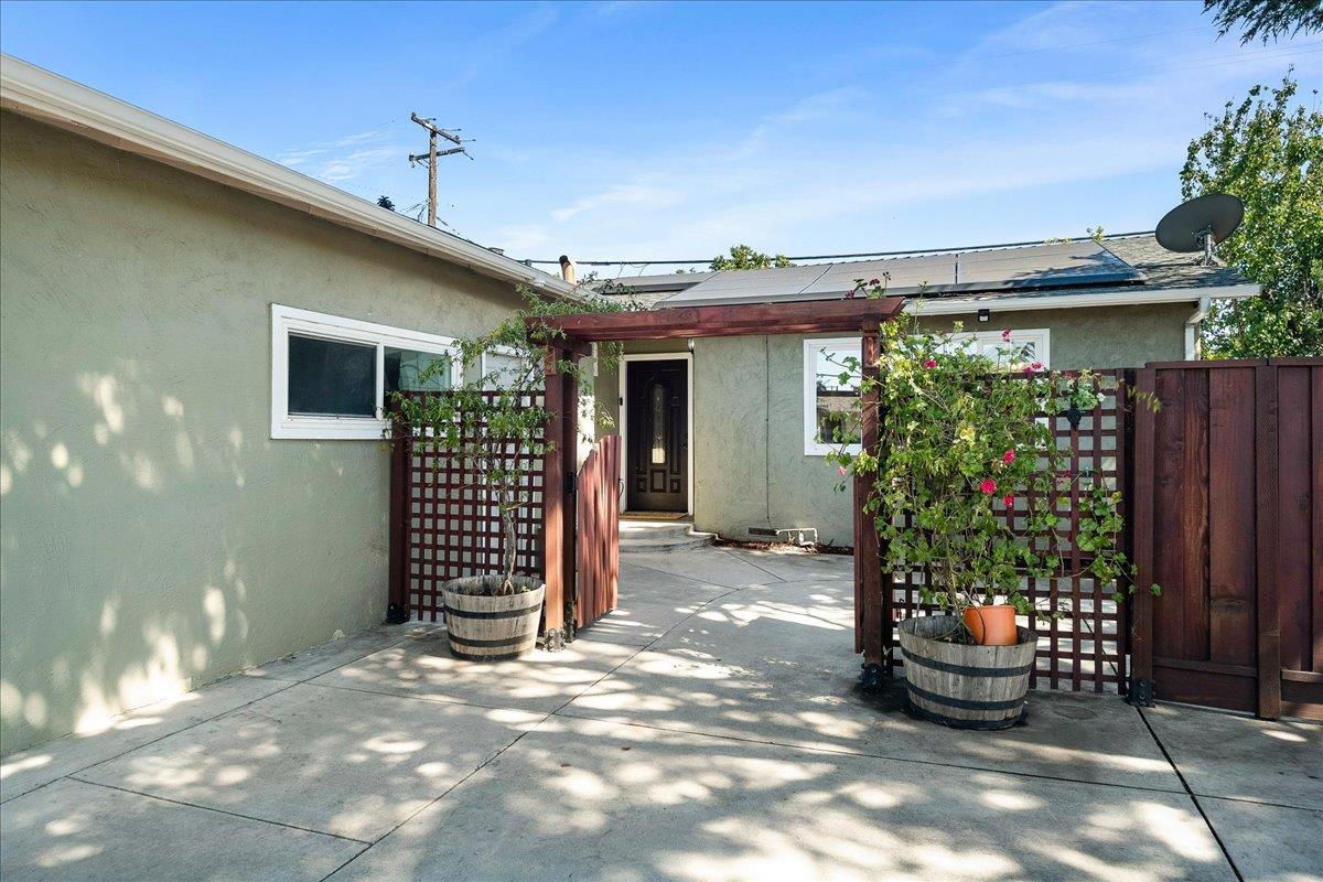 2130 Tampa WAY - Kitchen