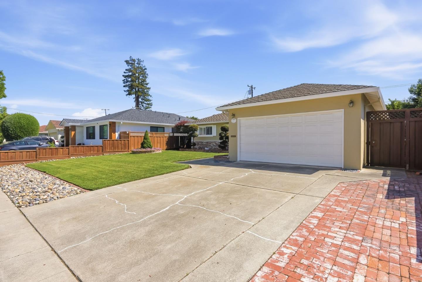 1126 W Knickerbocker DR - Living area