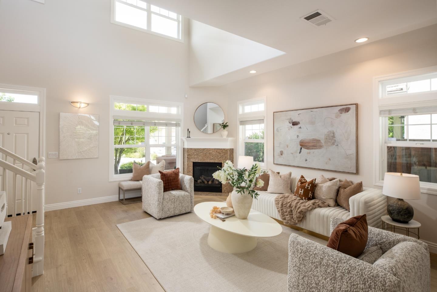 819 Warner CT - Living area