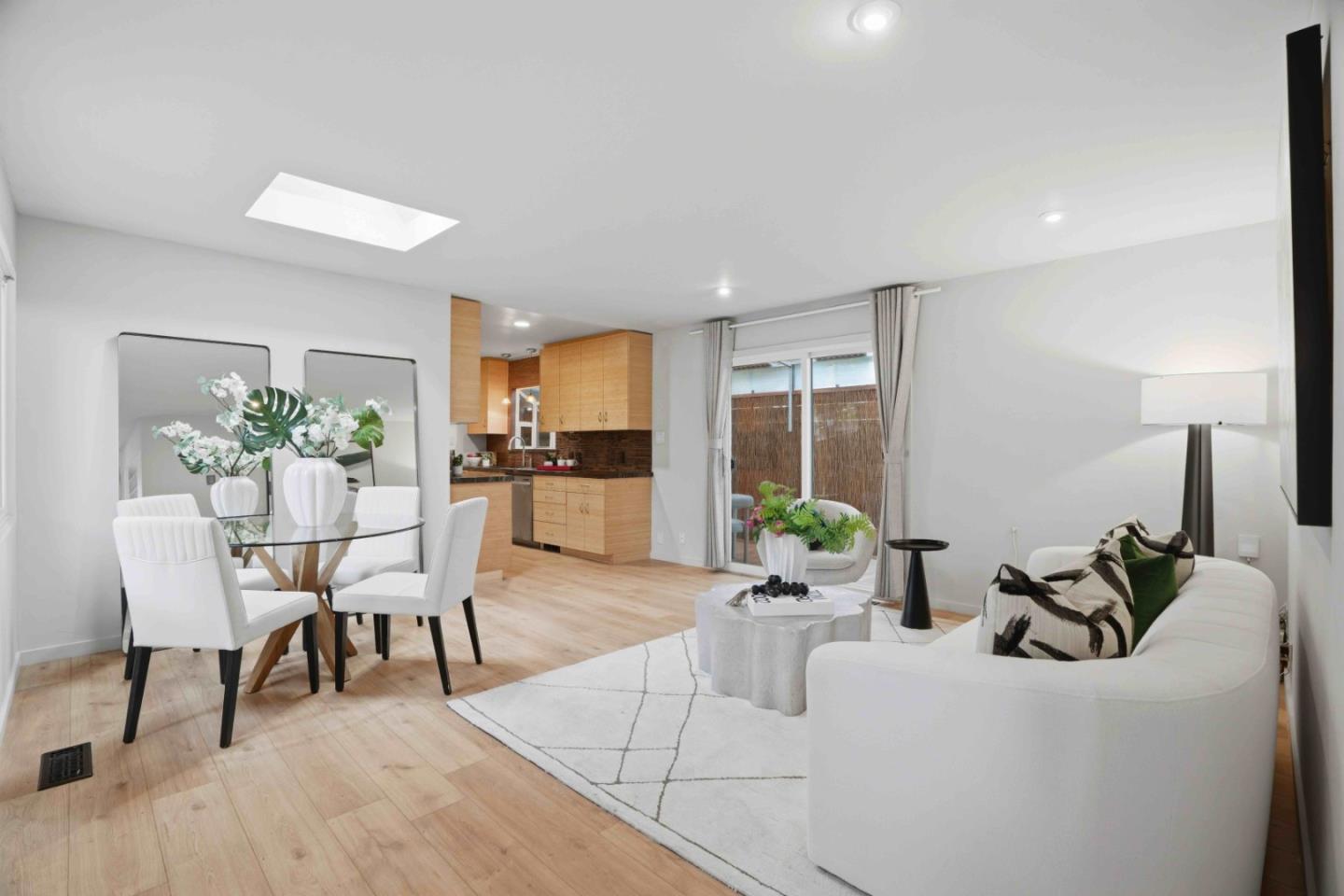 360 Fernando AVE - Living area