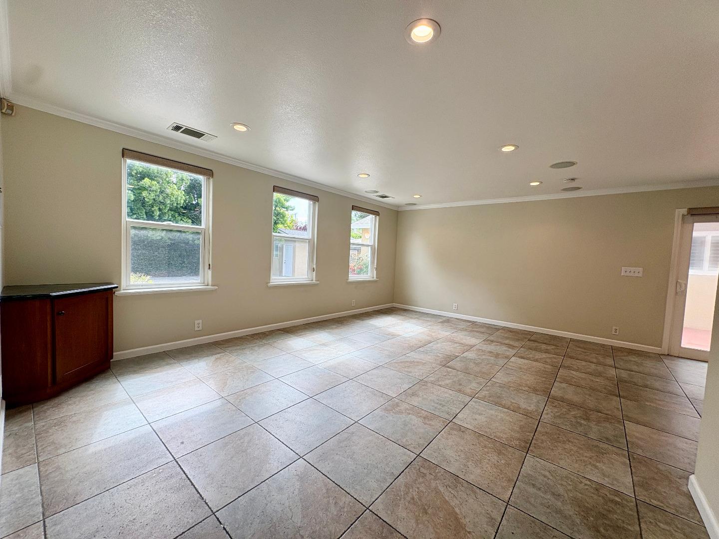 1386 Flora AVE - Living area