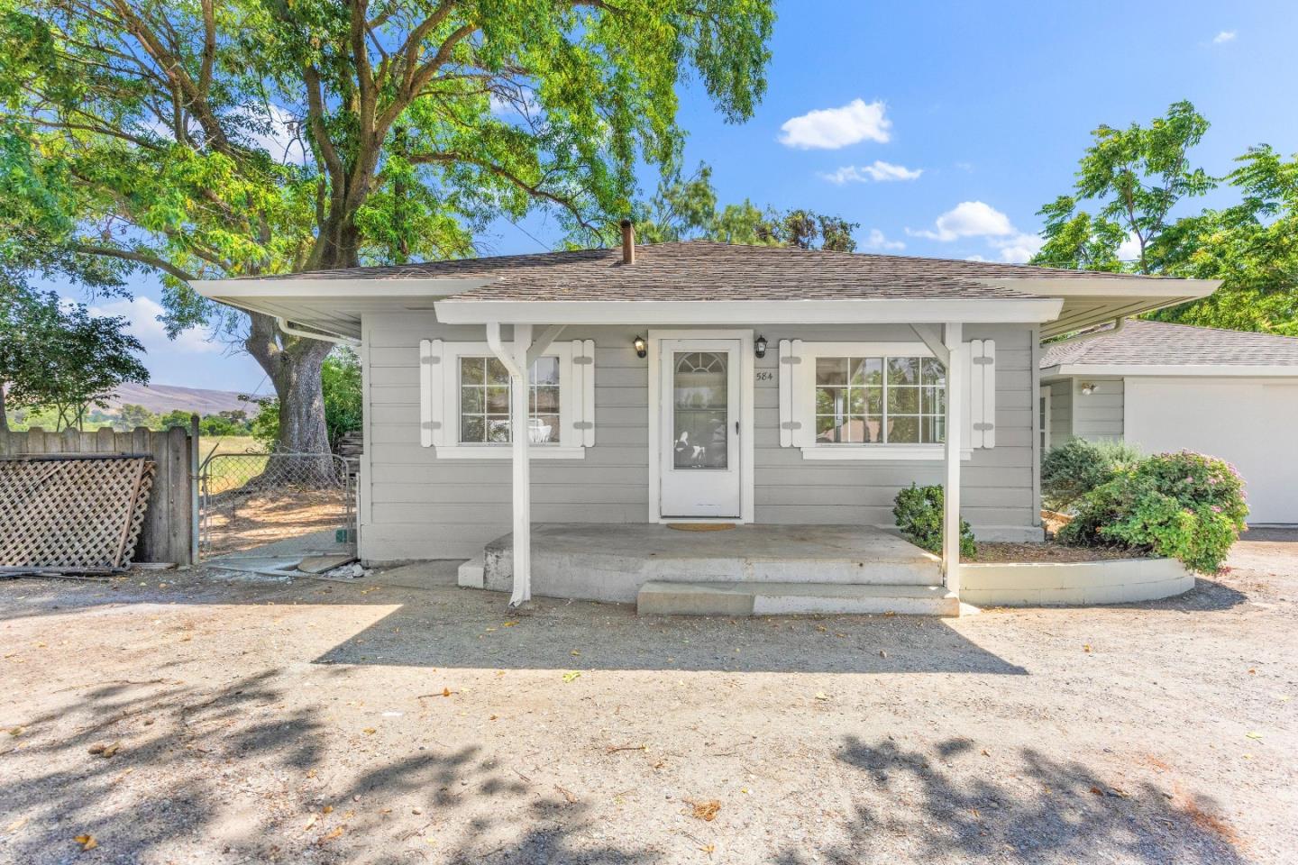 584 Monterey RD