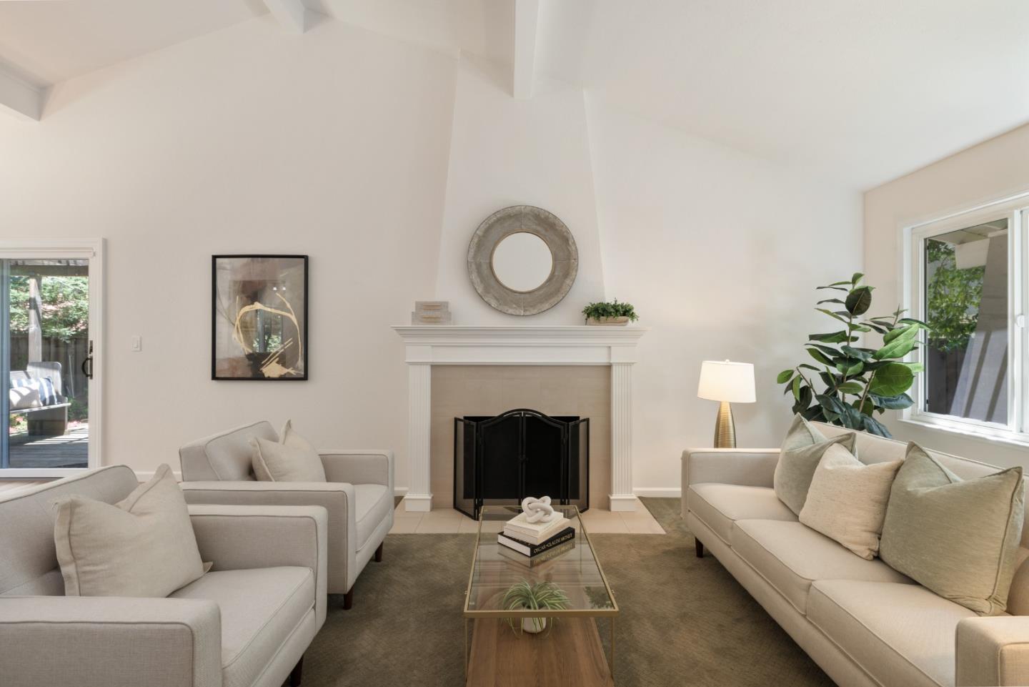 174 Preston DR - Living area