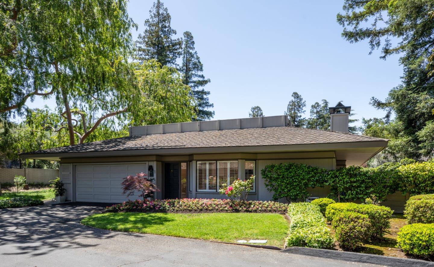 1 Bay Tree LN
