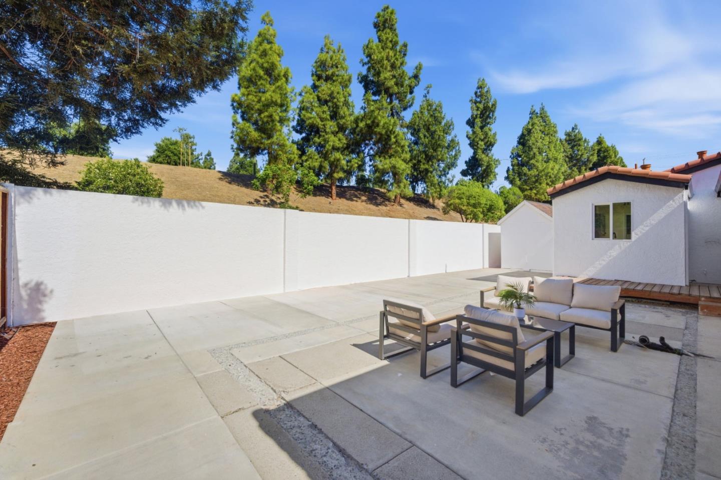 6887 Rockton AVE - Kitchen