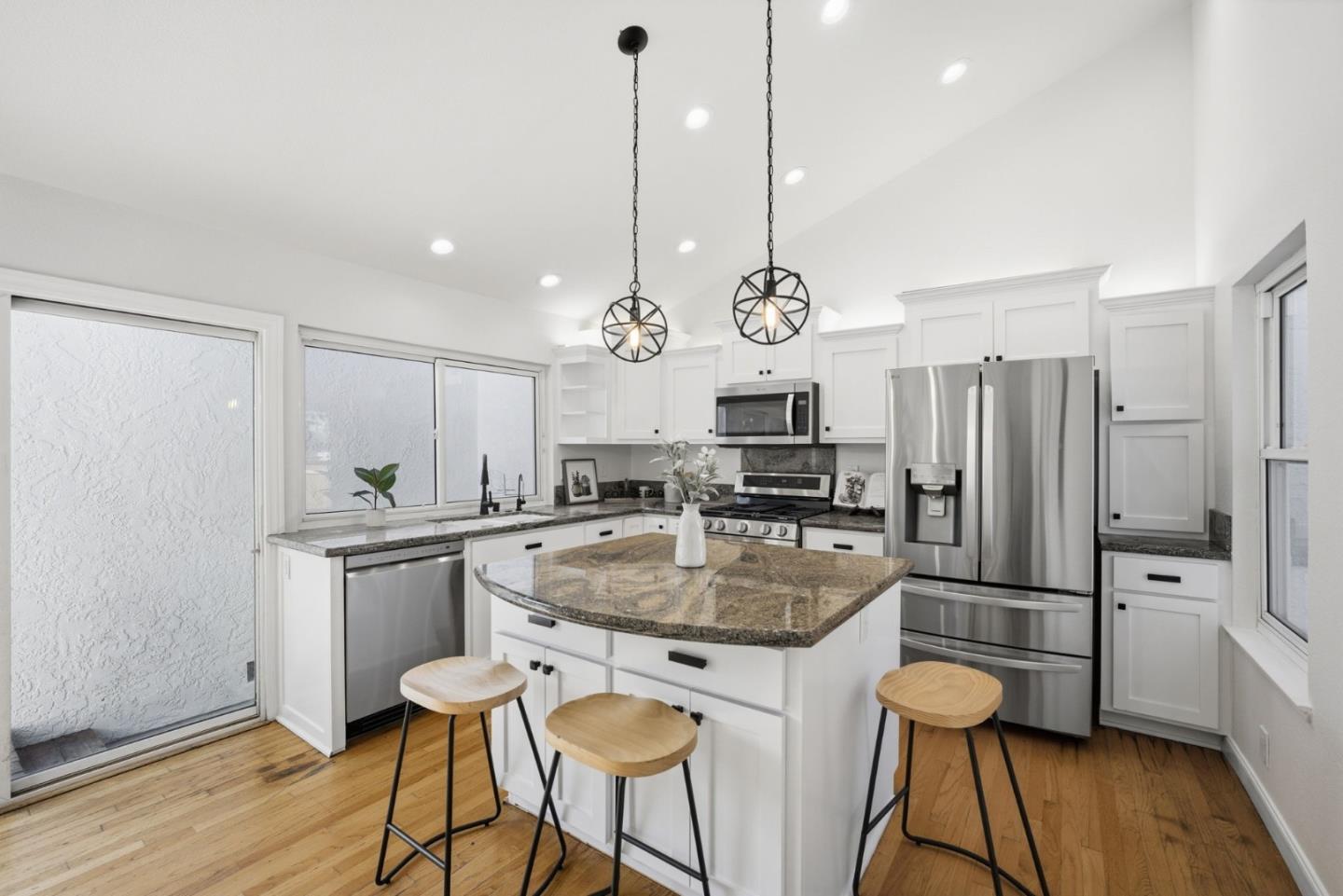 6887 Rockton AVE - Living area