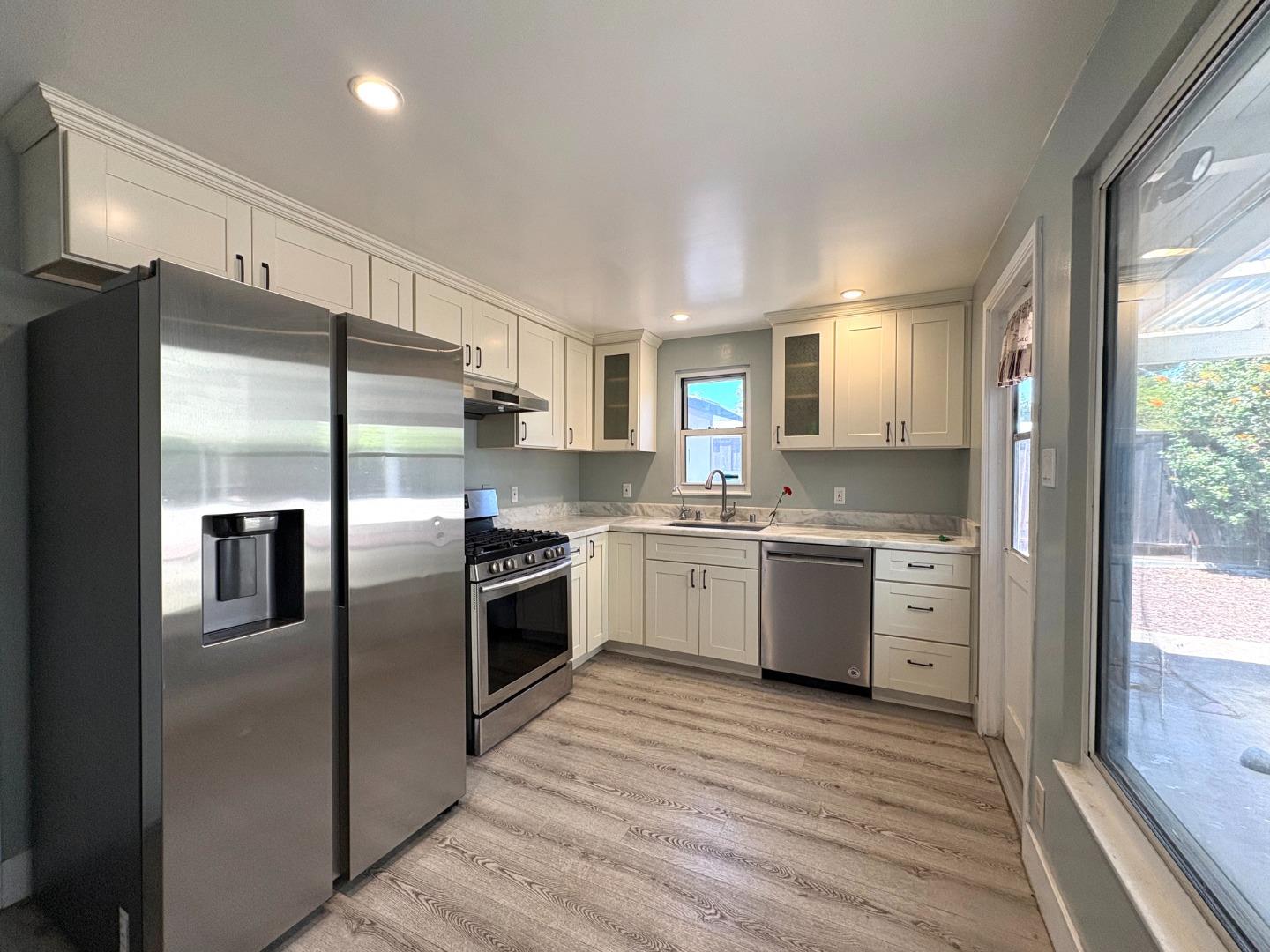 160 Roswell - Living area