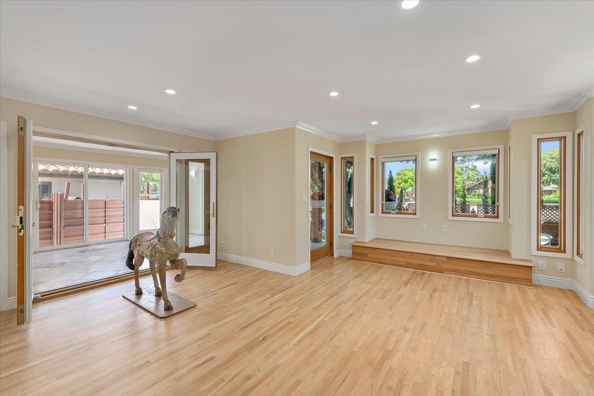 148 Kingsley AVE - Living area