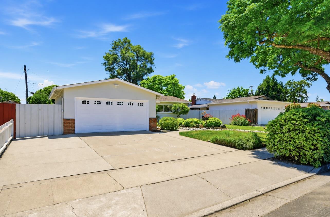 1058 Denver DR - Interior