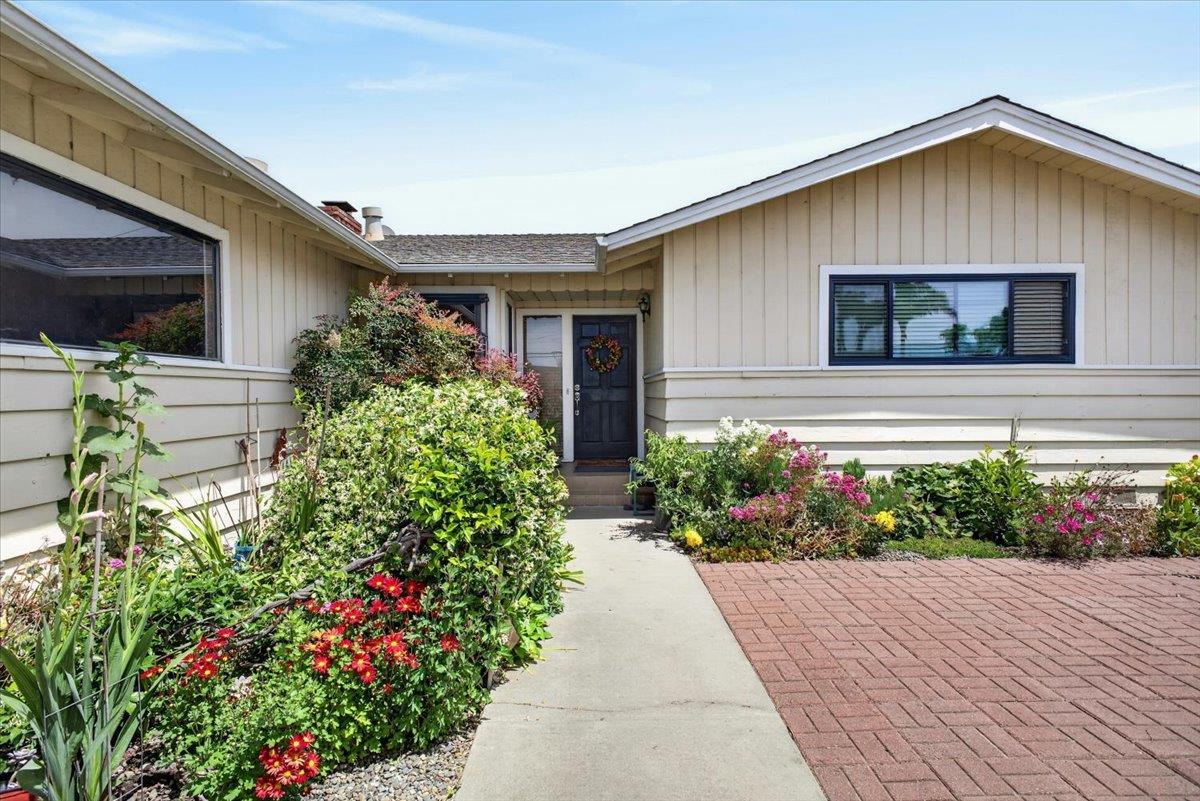 251 La Mesa DR