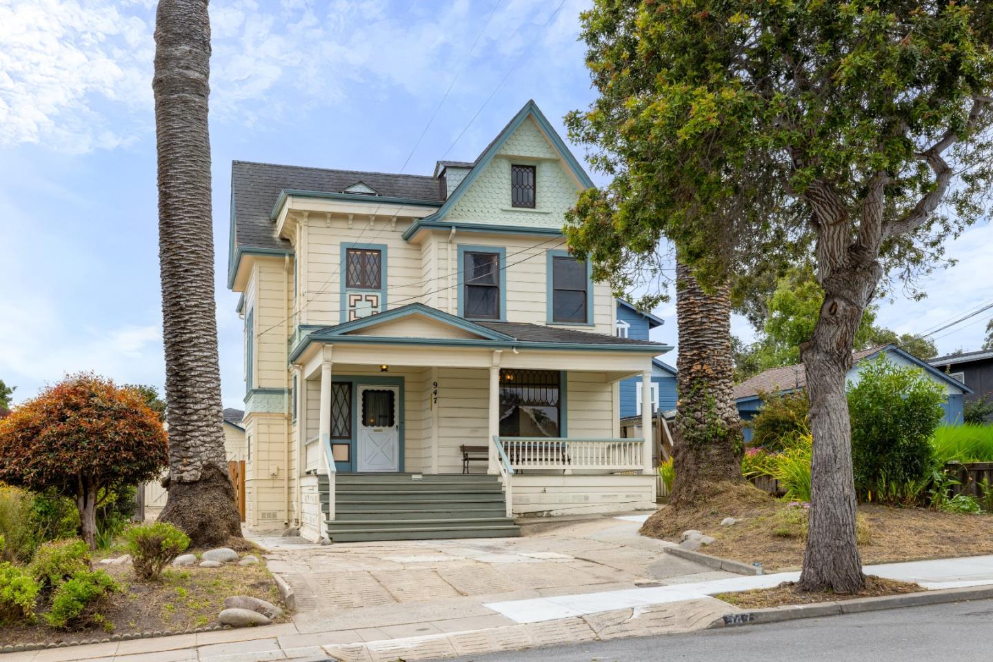 947 W Franklin ST